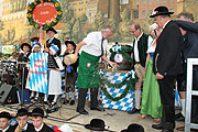 Dachaus Oberbürgermeister Peter Bürgel stach am 10.08. mit 2 Schlägen das erste Fass Festbier an (©Foto: Martin Schmitz)